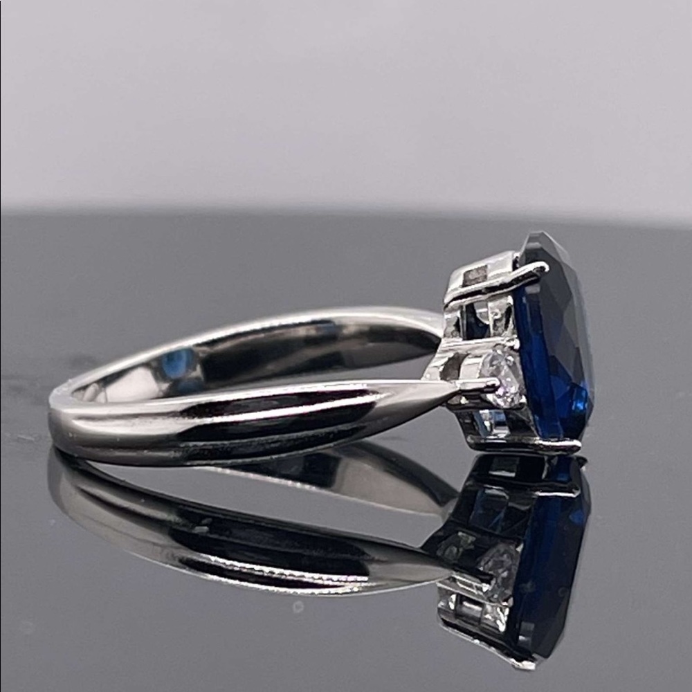 Beautiful ring great detail to it💙size 7 sterling silver 925
